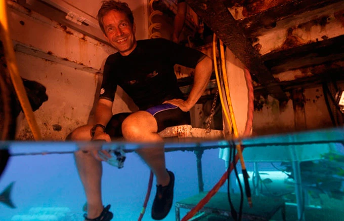 Fabien Cousteau bên trong Aquarius trước khi xuống biển - Ảnh: Reuters