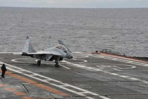 Tiêm kích hạm MiG-29KUB trên boong tàu sân bay INS Vikramaditya của Hải quân Ấn Độ.