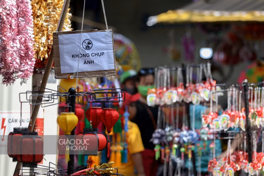 Những tấm biển bất ngờ trên "phố Trung thu" Hàng Mã ảnh 6