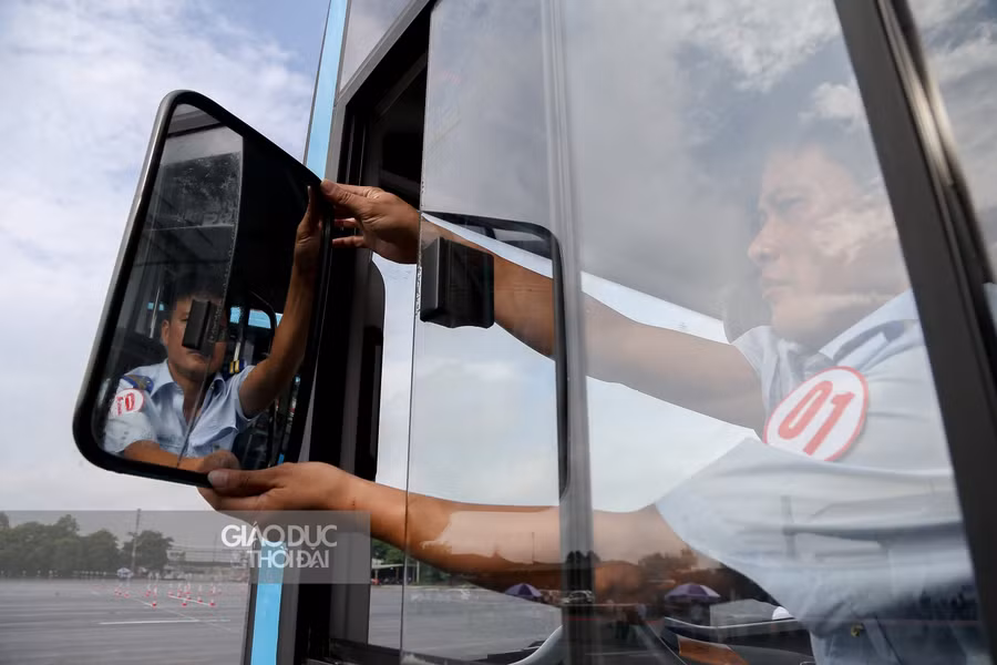 Lái xe chuẩn bị kỹ càng trước khi bước vào cuộc thi.