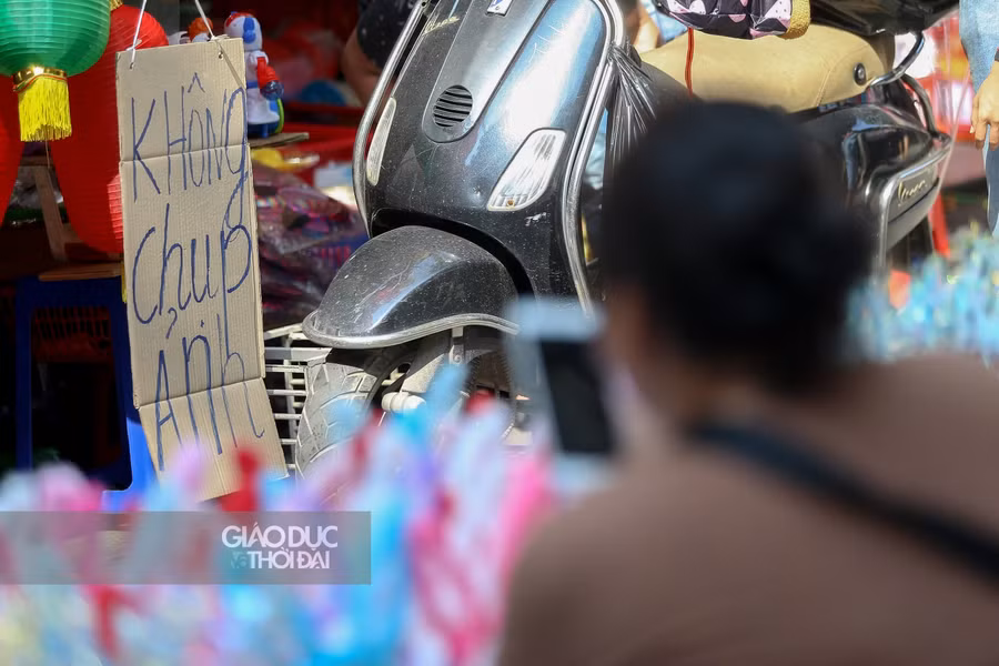 Những tấm biển bất ngờ trên "phố Trung thu" Hàng Mã ảnh 5