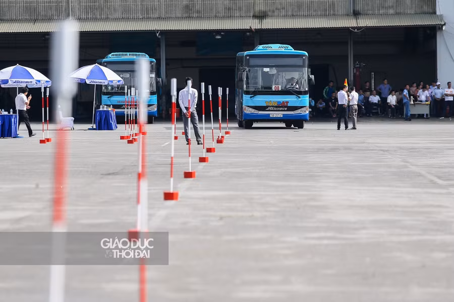 Tài xế xe buýt tranh tài ảnh 3