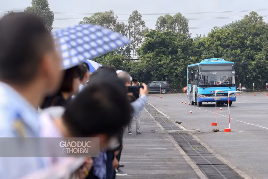 Rất đông đồng nghiệp đã đến cổ vũ cho những thí sinh.