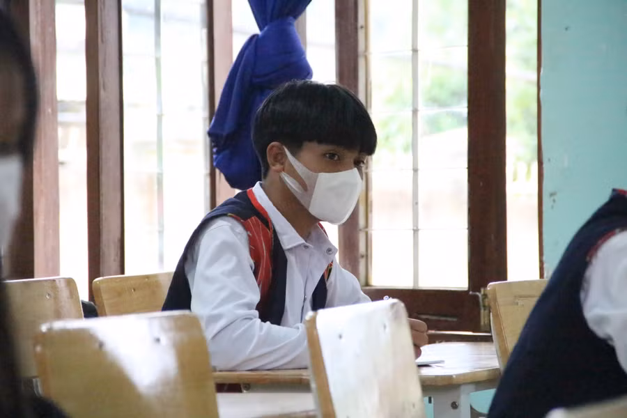 Học sinh đeo khẩu trang, giãn cách đảm bảo phòng, chống dịch Covid-19.