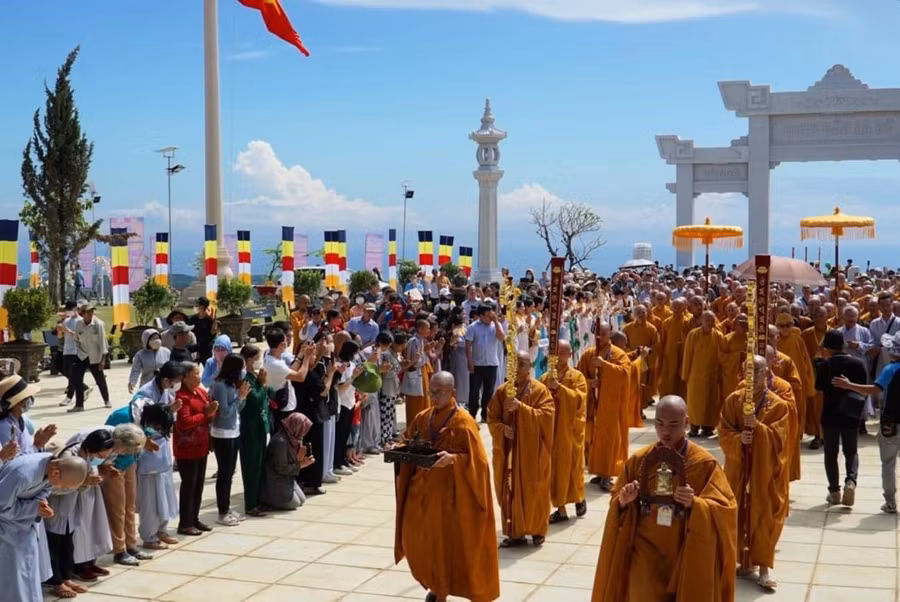 Tăng sư cùng đông đảo Phật tử tôn nghiêm tham dự lễ khánh thành