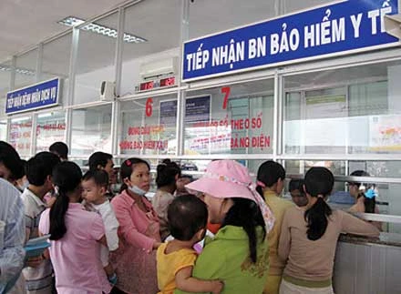 Giáo viên là thân nhân liệt sĩ có phải đóng BHYT?