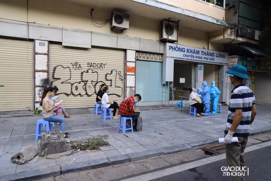 Hình ảnh những người liên quan đến ca F0 tại Bệnh viện Việt Đức đang chờ được xét nghiệm.