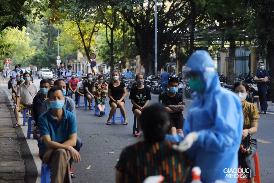 Chùm ảnh: Xét nghiệm 1.400 người liên quan đến F0 tại Bệnh viện Việt Đức ảnh 7