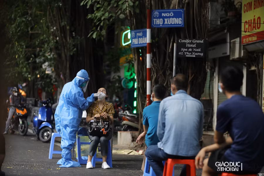 Hiện tại, tòa nhà D, Bệnh viện Việt Đức đang được tạm thời phong tỏa, lấy mẫu toàn bộ người nhà, bệnh nhân, nhân viên y tế trong tòa nhà, khoảng 1.400 người.