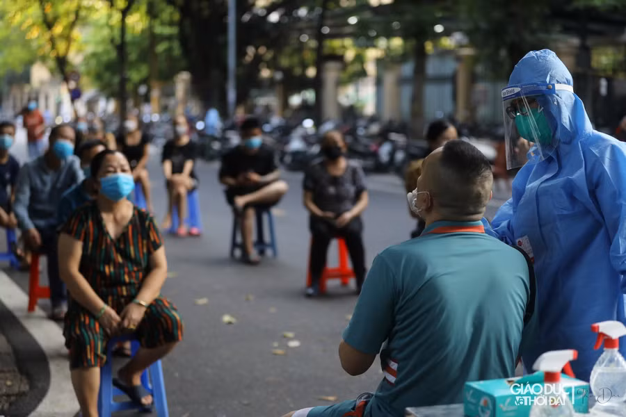 Lực lượng y tế tiến hành lấy mẫu xét nghiệm cho người dân sống quanh khu vực Bệnh viện Việt Đức.