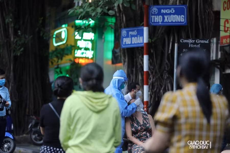 Cũng trong chiều tối nay, theo Sở Y tế Hà Nội, Hà Nội có thêm 1 ca dương tính mới là anh C.H.N., sinh năm 1998, địa chỉ Phủ Doãn, Hàng Trống, Hoàn Kiếm. Ngày 29/9, bệnh nhân xuất hiện triệu chứng sốt, ngày 30/9, bệnh nhân đi khám tại bệnh viện được lấy mẫu xét nghiệm, kết quả dương tính.