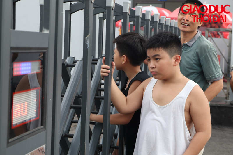 Nhiều gia đình mang cả áo phao, đồ bơi, đứng hỏi han 1 thời gian xong mới quay về