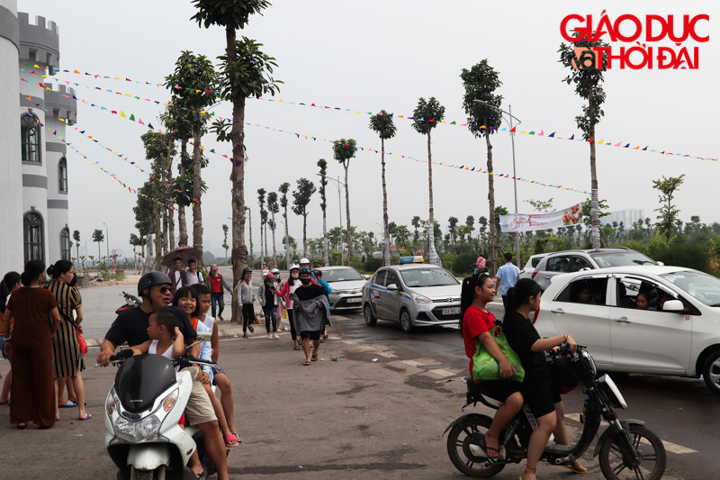 Trước cổng công viên nước Thanh Hà sáng nay có khá đông người dân từ rất nhiều nơi đến