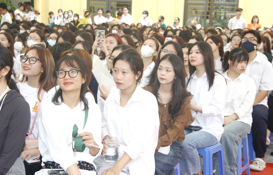 Các tân sinh viên chăm chú theo dõi các tiết mục văn nghệ. Các tân sinh viên chăm chú theo dõi các tiết mục văn nghệ.
