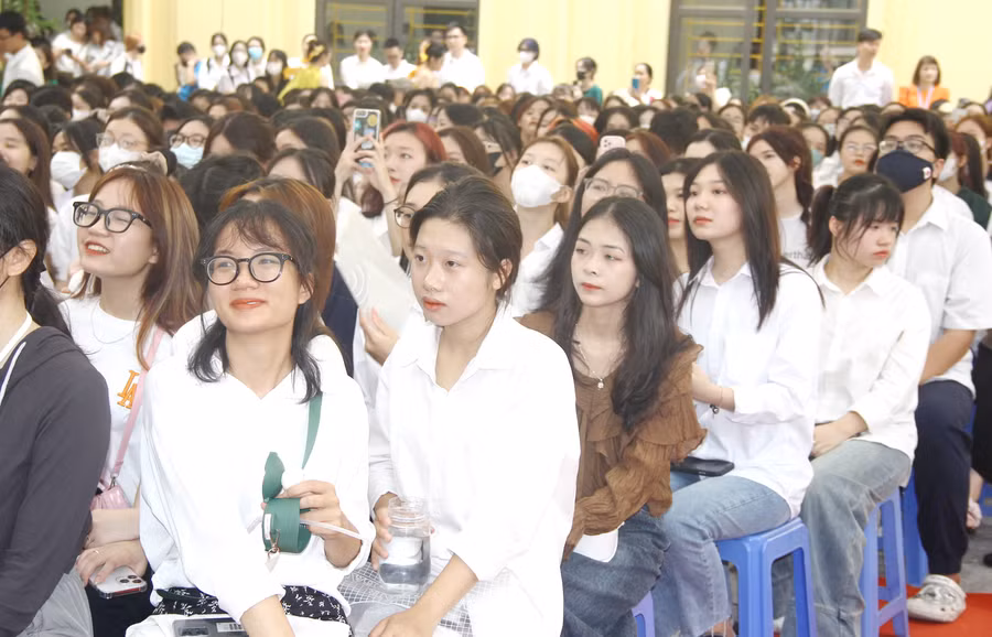 Các tân sinh viên chăm chú theo dõi các tiết mục văn nghệ.