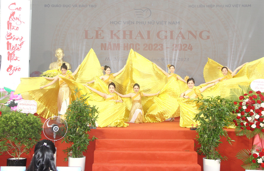 Lễ khai giảng có nhiều tiết mục văn nghệ đặc sắc, mang đến không khí vui tươi, phấn khởi cho thầy - trò. Lễ khai giảng có nhiều tiết mục văn nghệ đặc sắc, mang đến không khí vui tươi, phấn khởi cho thầy - trò.