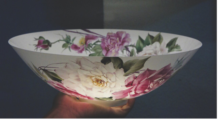 Hoa hồng trên bát sứ trong bảo tàng Thượng Hải, Trung Quốc. Hoa hồng trên bát sứ trong bảo tàng Thượng Hải, Trung Quốc.