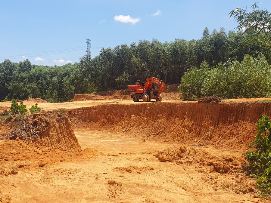 Người lái máy múc điều khiển phương tiện rời đi sau khi phát hiện phóng viên ghi hình. Người lái máy múc điều khiển phương tiện rời đi sau khi phát hiện phóng viên ghi hình.