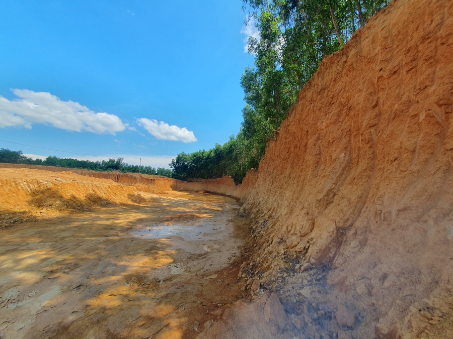 Đất bị khoét sâu từ 3-4m, diện tích khá rộng. Đất bị khoét sâu từ 3-4m, diện tích khá rộng.