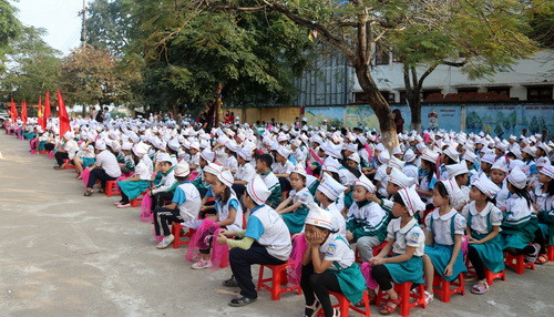 Học sinh chăm chú lắng nghe Học sinh chăm chú lắng nghe
