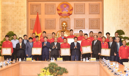 Thủ tướng trao phần thưởng cho các cá nhân xuất sắc của Ban huấn luyện và một số cầu thủ Đội tuyển Việt Nam. Ảnh: VGP Thủ tướng trao phần thưởng cho các cá nhân xuất sắc của Ban huấn luyện và một số cầu thủ Đội tuyển Việt Nam. Ảnh: VGP