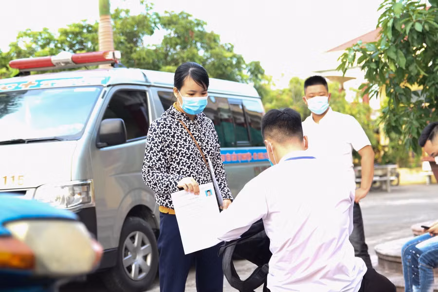 Một giáo viên trường THPT tại xã An Cầu (Quỳnh Phụ) được phân công nhiệm vụ đưa đón các thí sinh đến điểm chờ. "Tất cả các thí sinh của xã An Cầu được tôi đưa đón đều là trường hợp F2. Đây là một thiệt thòi cho các em khi không được trực tiếp đi ôn luyên. Tôi mong các em sẽ bình tĩnh để có kỳ thi thật tốt", nữ giáo viên chia sẻ.