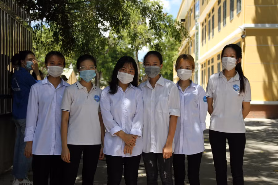 Nhiều thí sinh có mặt từ sớm tại điểm thi Trường THPT Lê Quý Đôn (Thái Bình) để làm thủ tục đăng ký dự thi Kỳ thi tốt nghiệp THPT 2021.