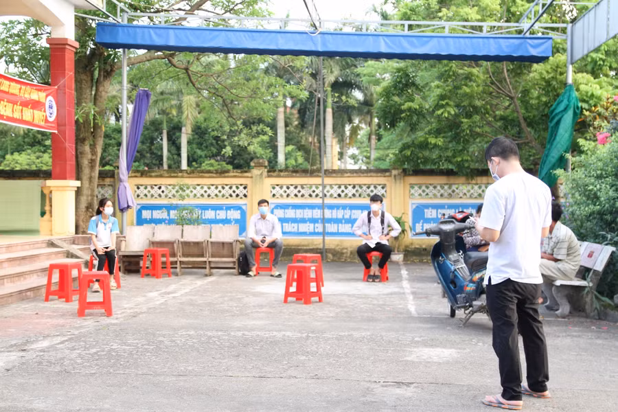 Theo chỉ đạo, xe chuyên dụng sẽ đưa đón 9 thí sinh tại Trạm Y tế xã An Quý có 9 thí sinh. Mặc dù đã quá thời gian quy định nhưng nhiều thí sinh vẫn chưa có mặt tại điểm đón. Lực lượng chức năng phải liên hệ để xin ý kiến chỉ đạo.