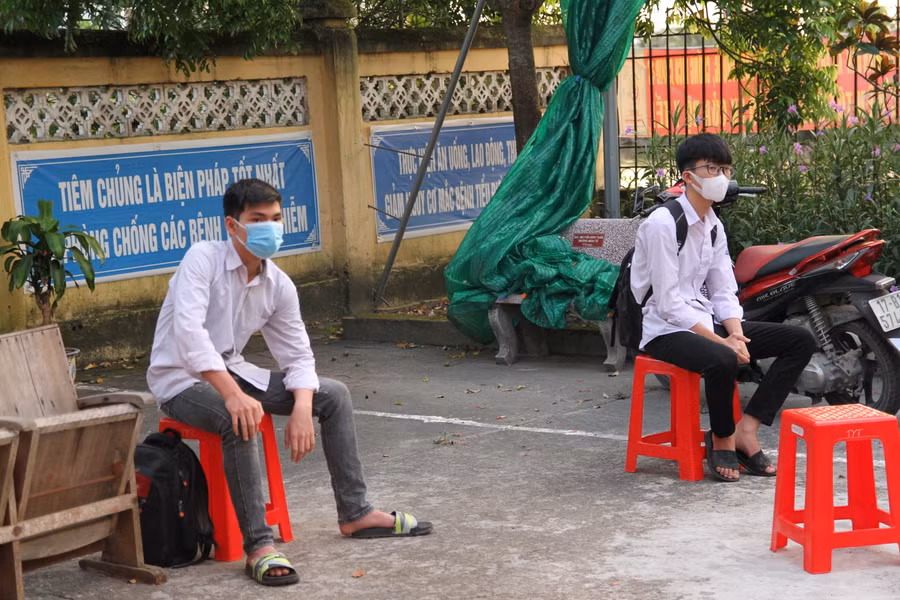 Ghi nhận tại điểm đón thí sinh tại Trung tâm Y tế xã An Quý (huyện Quỳnh Phụ), mặc dù chưa đến thời gian xe đưa đến điểm thi (5h30’) nhưng có thí sinh đã có mặt từ rất sớm.