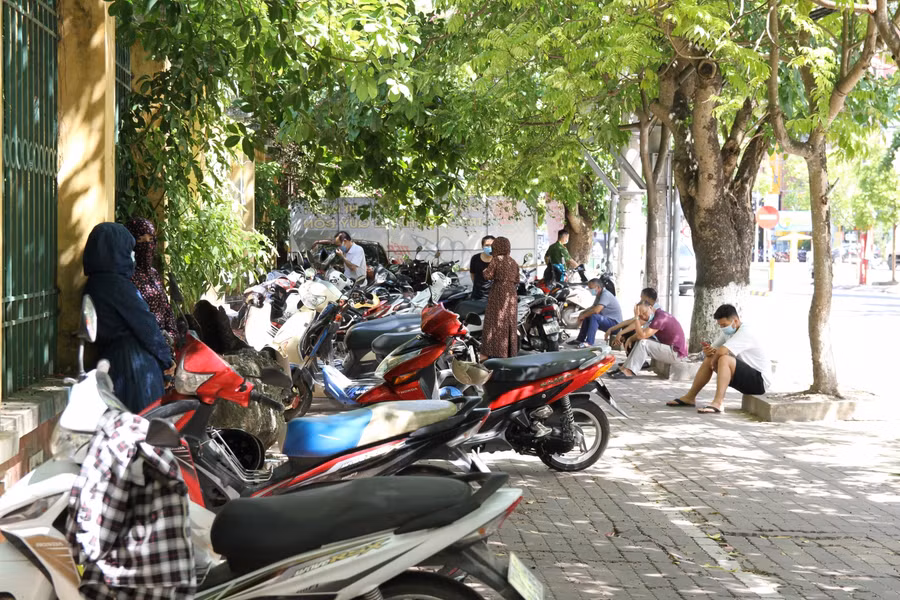 Phụ huynh đưa các thí sinh đến nơi làm thủ tục.