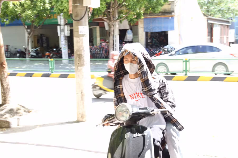 Thí sinh có mặt từ rất sớm để hoàn thành thủ tục đăng ký dự thi.