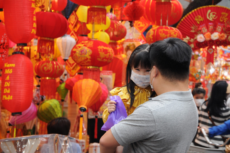 Các em bé rất thích thú khi được bố mẹ cho đi chơi Tết.