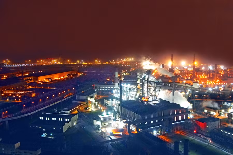 Không khí làm việc về đêm ở nhà máy luyện thép