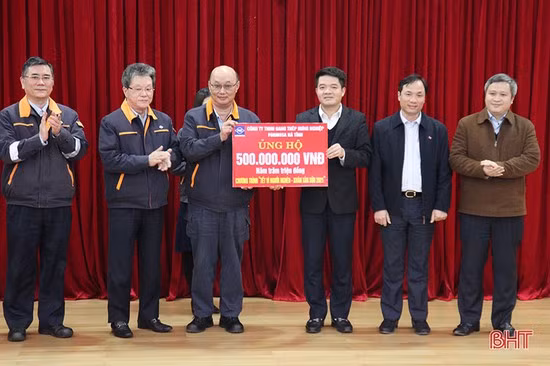 Đầu năm 2021, thông qua Ủy ban MTTQ tỉnh, FHS đã ủng hộ 500 triệu đồng cho chương trình “Tết vì người nghèo - Xuân Tân Sửu 2021”( Ảnh: Báo Hà Tĩnh)