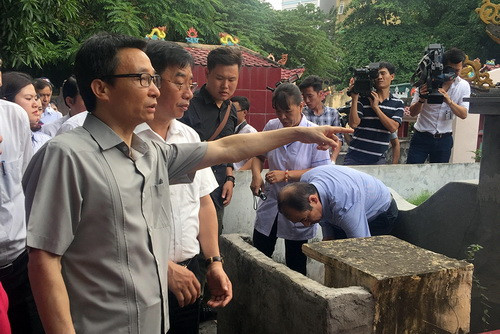 Phó Thủ tướng thị sát khu dân cư tại ngõ 141/1194 đường Láng, phường Láng Thượng, quận Đống Đa. Ảnh: VGP