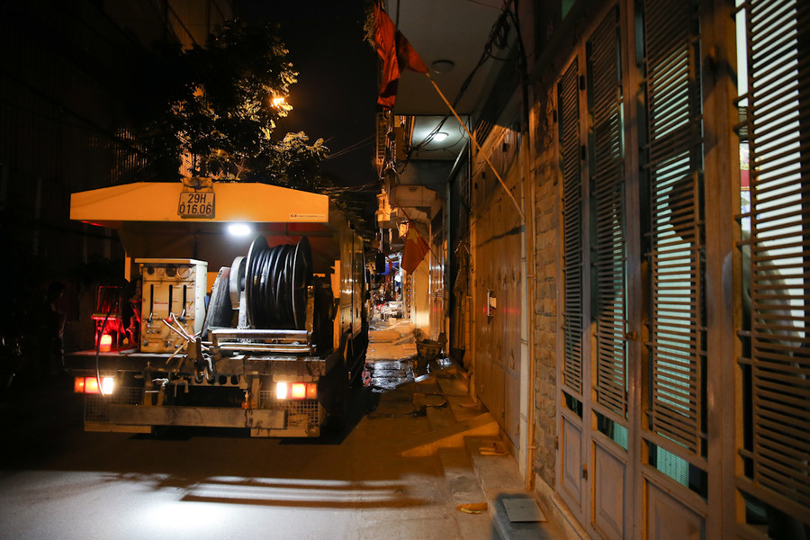 Các công nhân khơi thông cống rãnh, thoát nước thải, hút bùn ở ngõ 85, ngõ 192 phố Hạ Đình, ngõ 342 Khương Đình.