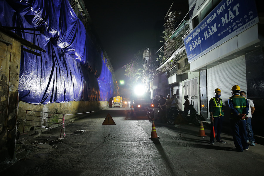 22h, Xe và công nhân vệ sinh môi trường đã có mặt tại những điểm quanh khu vực xảy ra cháy tại công ty Rạng Đông.