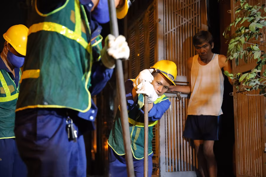 Làm vào ban đêm, nhưng vẫn được rất nhiều người dân quan tâm.