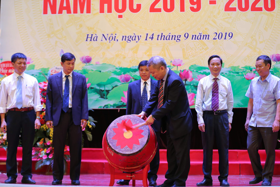 Khai mạc buổi lễ, GS.TS Lê Ngọc Thành cùng giảng viên trong khoa lên đánh trống khai giảng.