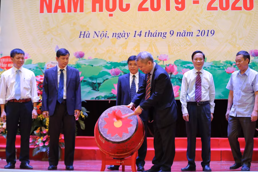 Khai mạc buổi lễ, GS.TS Lê Ngọc Thành cùng giảng viên trong khoa lên đánh trống khai giảng.