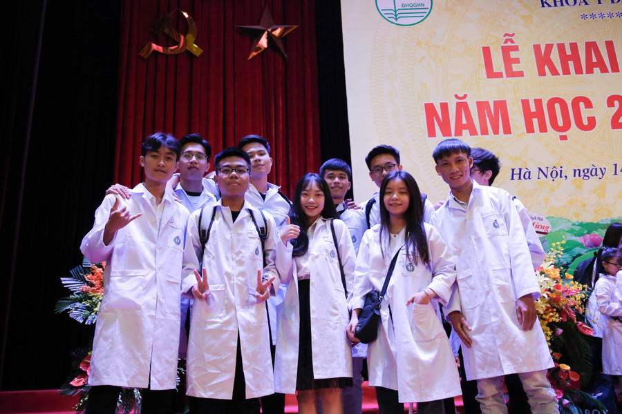 Kết thúc buổi lễ, nhiều bạn tân sinh viên vẫn còn nán lại rất lâu để chụp ảnh check-in một năm học mới bắt đầu.