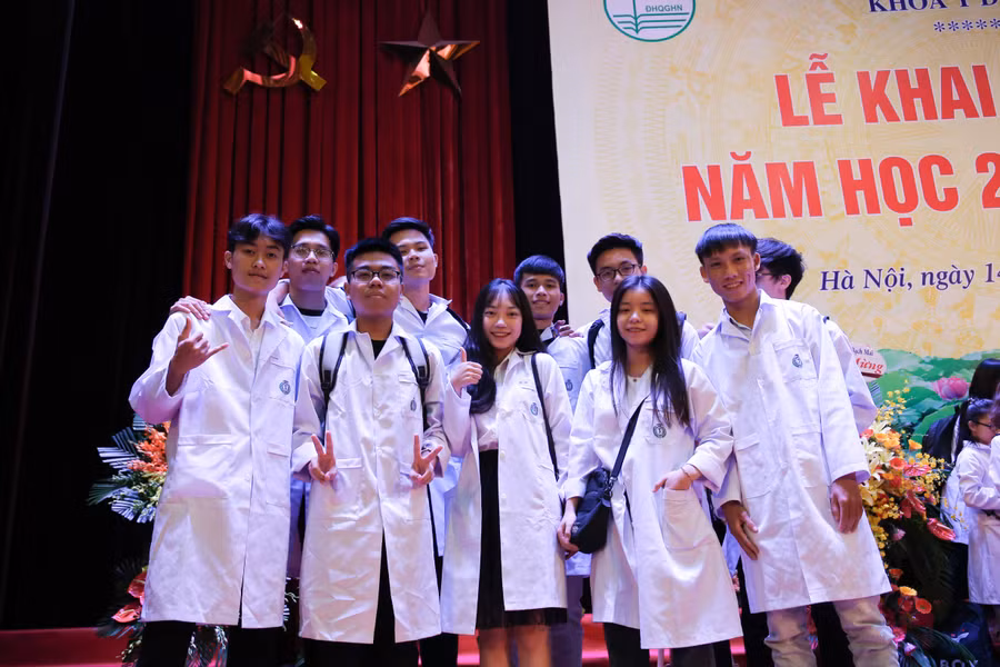 Kết thúc buổi lễ, nhiều bạn tân sinh viên vẫn còn nán lại rất lâu để chụp ảnh check-in một năm học mới bắt đầu.