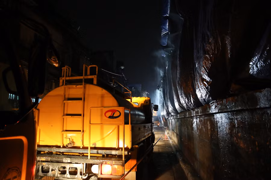 Xe hút bùn, xe phun nước phản lực được điều đến.