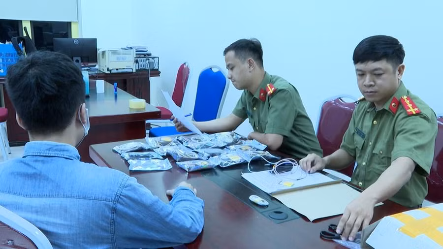 Cơ quan chức năng tiến hành kiểm tra tang vật bị thu giữ.