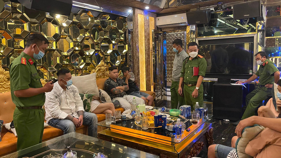 Cơ quan chức năng tiến hành kiểm tra quán hát. Cơ quan chức năng tiến hành kiểm tra quán hát.