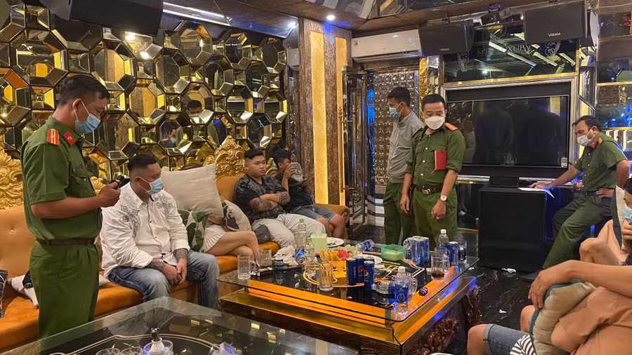 Cơ quan chức năng tiến hành kiểm tra quán hát.