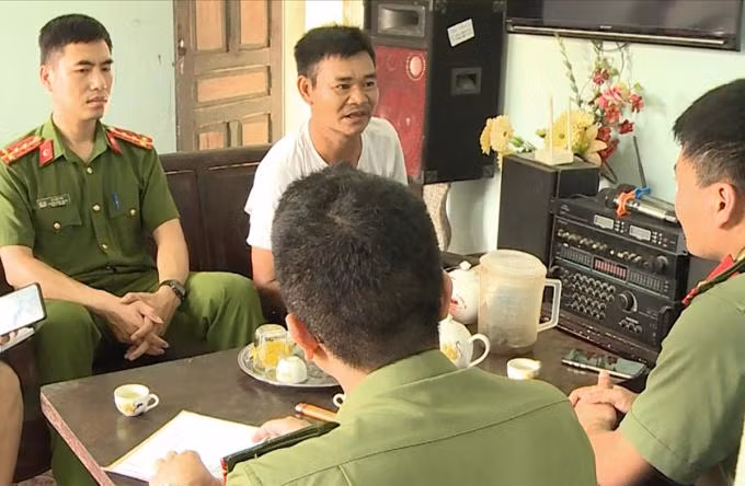 Công an tỉnh Thanh Hóa tìm hiểu thông tin tại một gia đình có người bị đưa sang Campuchia lao động trái phép.