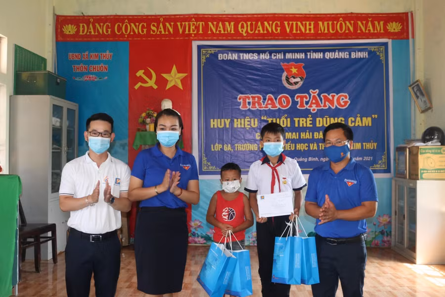 Mai Hải Anh (em mặc áo đỏ) - người anh trai đi tắm cùng em Đăng đã giúp sức chạy đi gọi người thân tới cứu trợ. Hải Anh bị khuyết tật từ nhỏ nên dù lớn hơn em Đăng 2 tuổi nhưng lại có thân hình nhỏ bé hơn em Đăng rất nhiều.