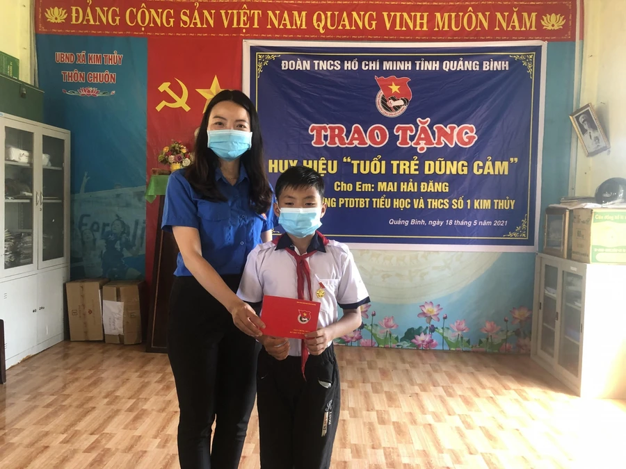 Phó Bí thư Tỉnh đoàn Quảng Bình Lê Thị Ngọc Hà trao Huy hiệu “Tuổi trẻ dũng cảm” cho em Đăng