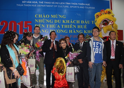 Những du khách đầu tiên đến Huế qua đường hàng không năm 2015